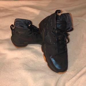 Lebron basketball shoes